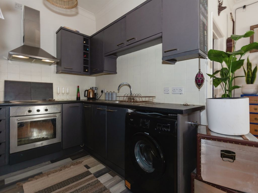 2 bed flat for sale in Wigorn Road, Bearwood, Smethwick B67, £140,000