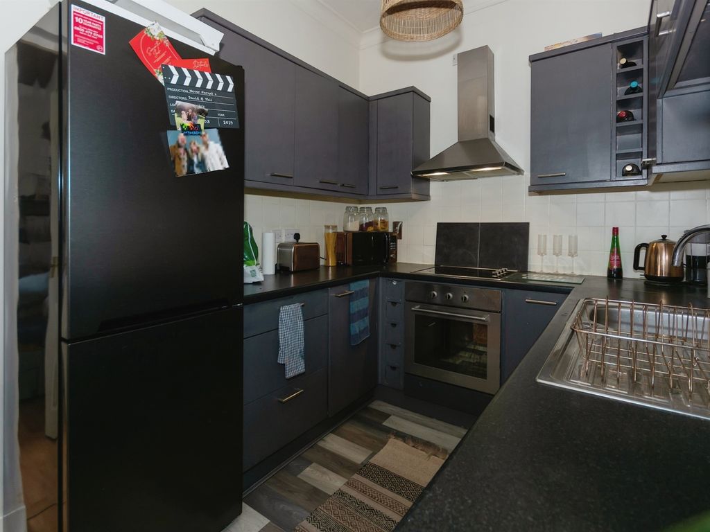 2 bed flat for sale in Wigorn Road, Bearwood, Smethwick B67, £140,000