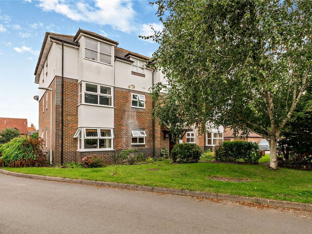 2 bed flat for sale in St. Michaels Close, Lambourn, Hungerford, Berkshire RG17, £155,000