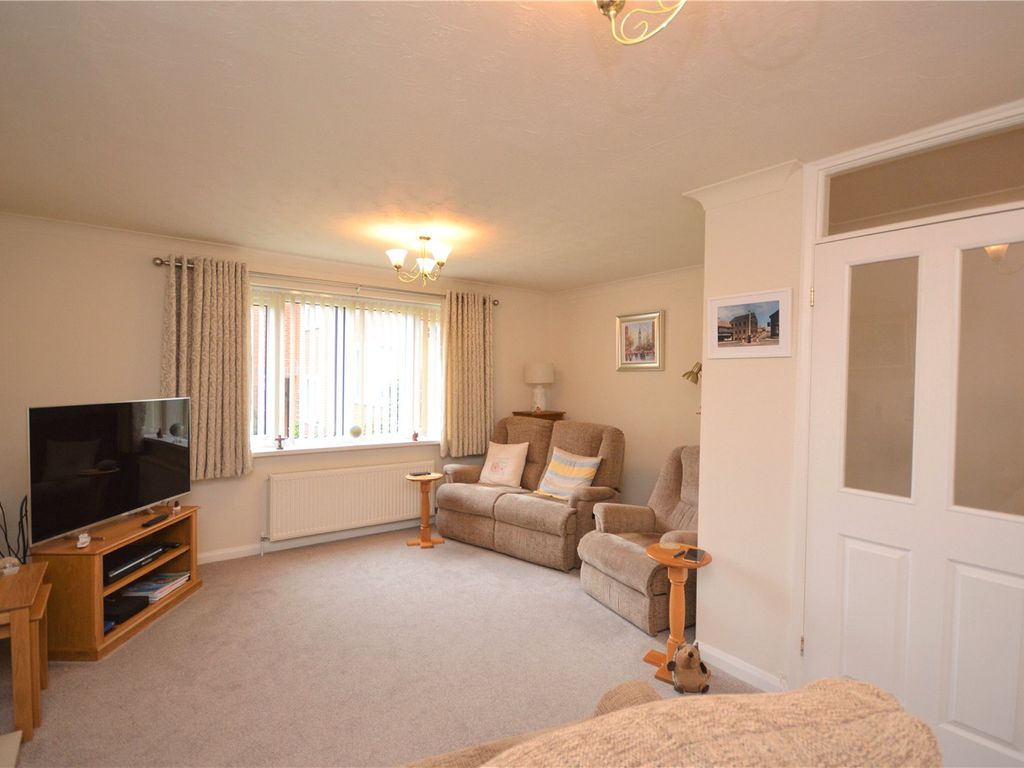 2 bed flat for sale in Grangefield Court, Garforth, Leeds LS25, £165,000