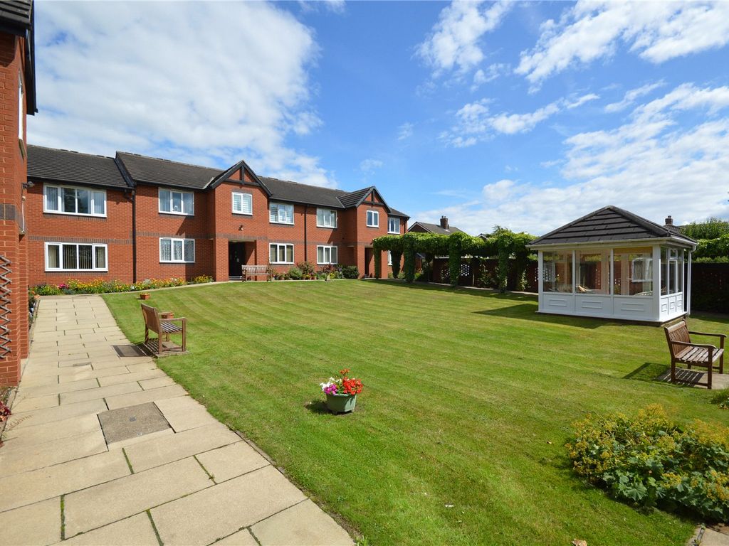 2 bed flat for sale in Grangefield Court, Garforth, Leeds LS25, £165,000