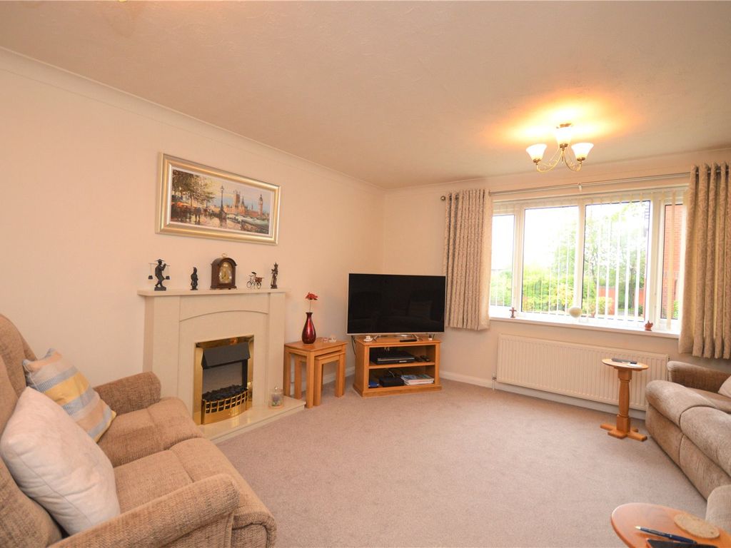 2 bed flat for sale in Grangefield Court, Garforth, Leeds LS25, £165,000