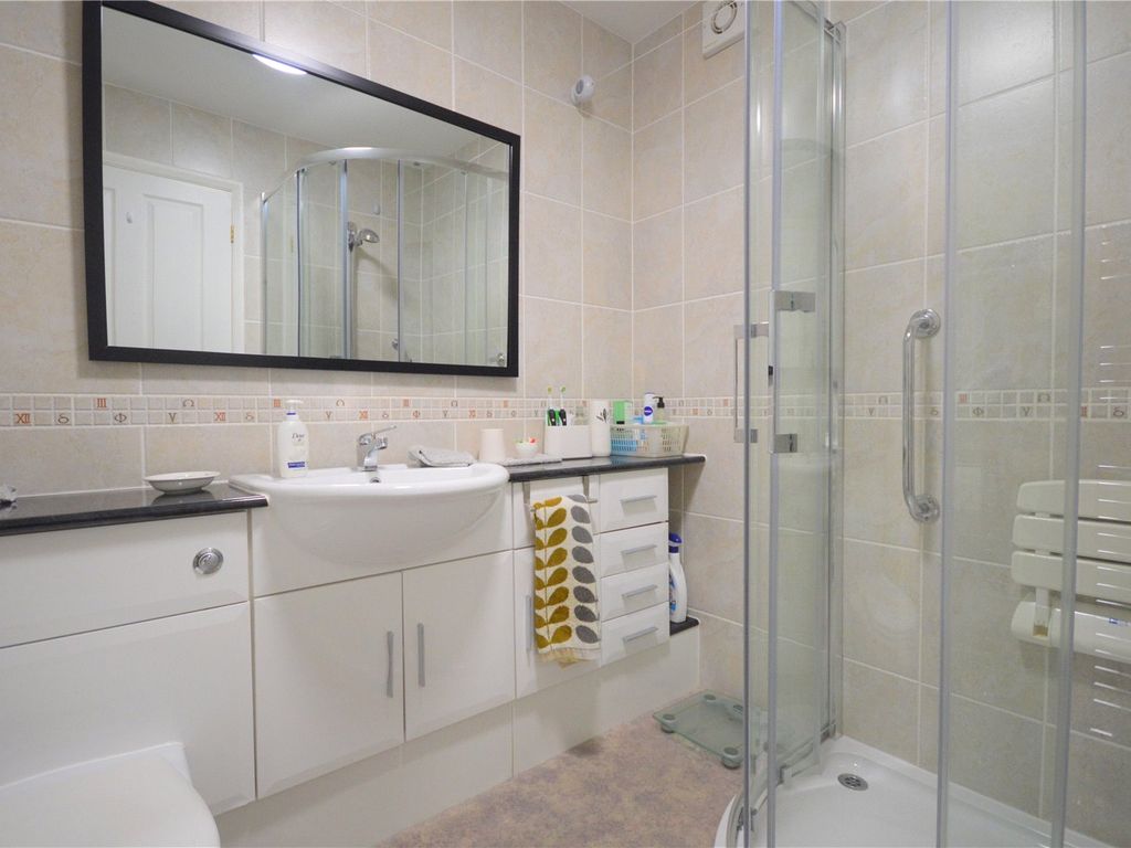 2 bed flat for sale in Grangefield Court, Garforth, Leeds LS25, £165,000