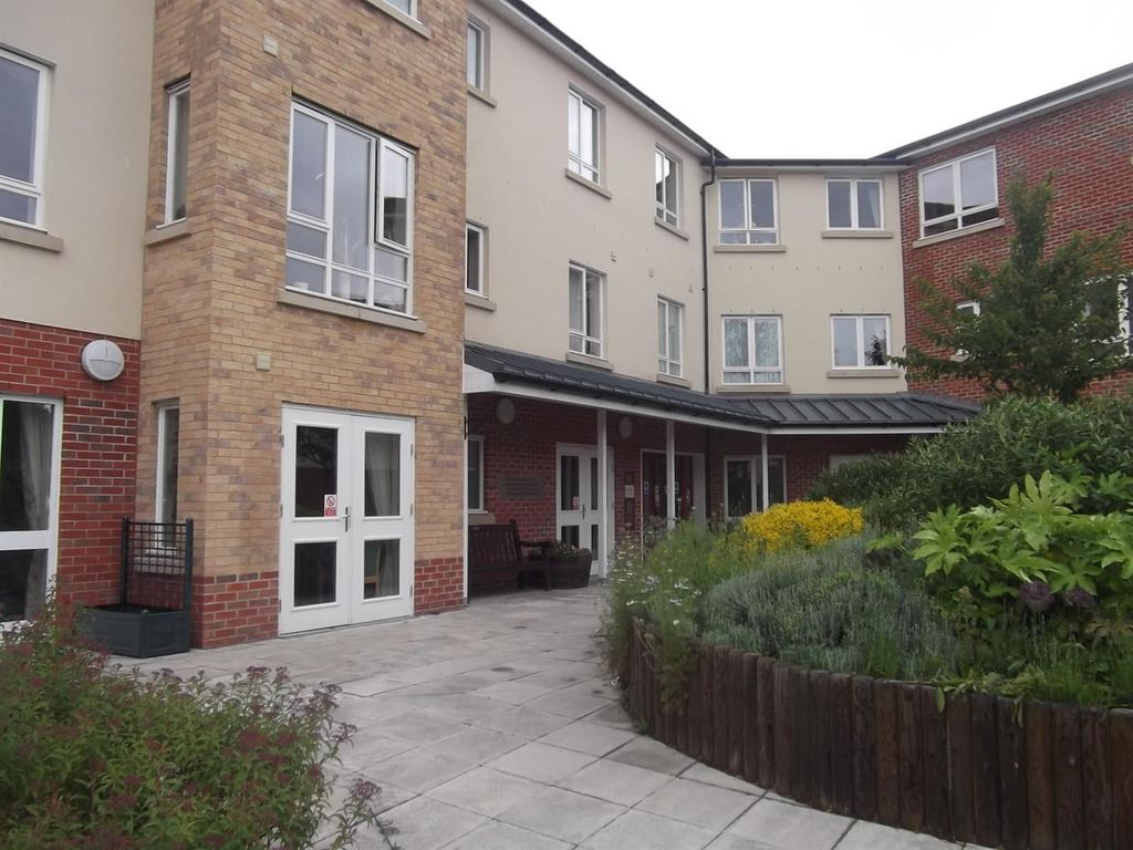 2 bed flat for sale in Meadow Court, Pewsey SN9, £120,000