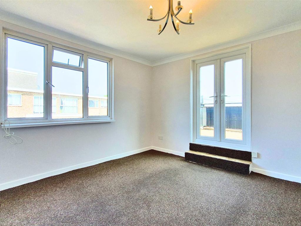 2 bed flat for sale in Sea Road, Boscombe, Bournemouth BH5, £225,000