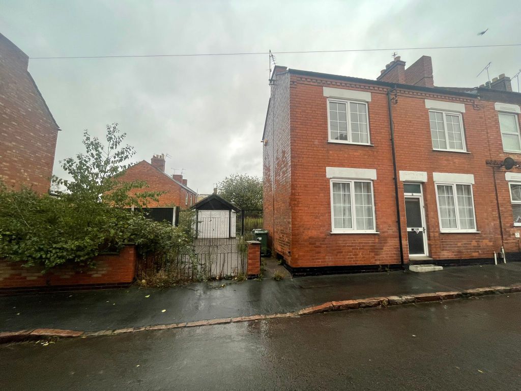 3 bed end terrace house for sale in Alexandra Street, Leicester LE4, £270,000