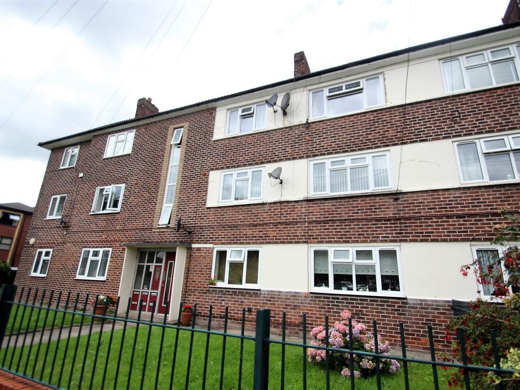 2 bed flat for sale in Wardle Close, Stretford, Manchester M32, £160,000