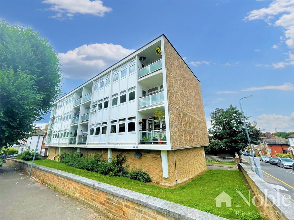 2 bed flat for sale in Warley Mount, Warley, Brentwood CM14, £240,000