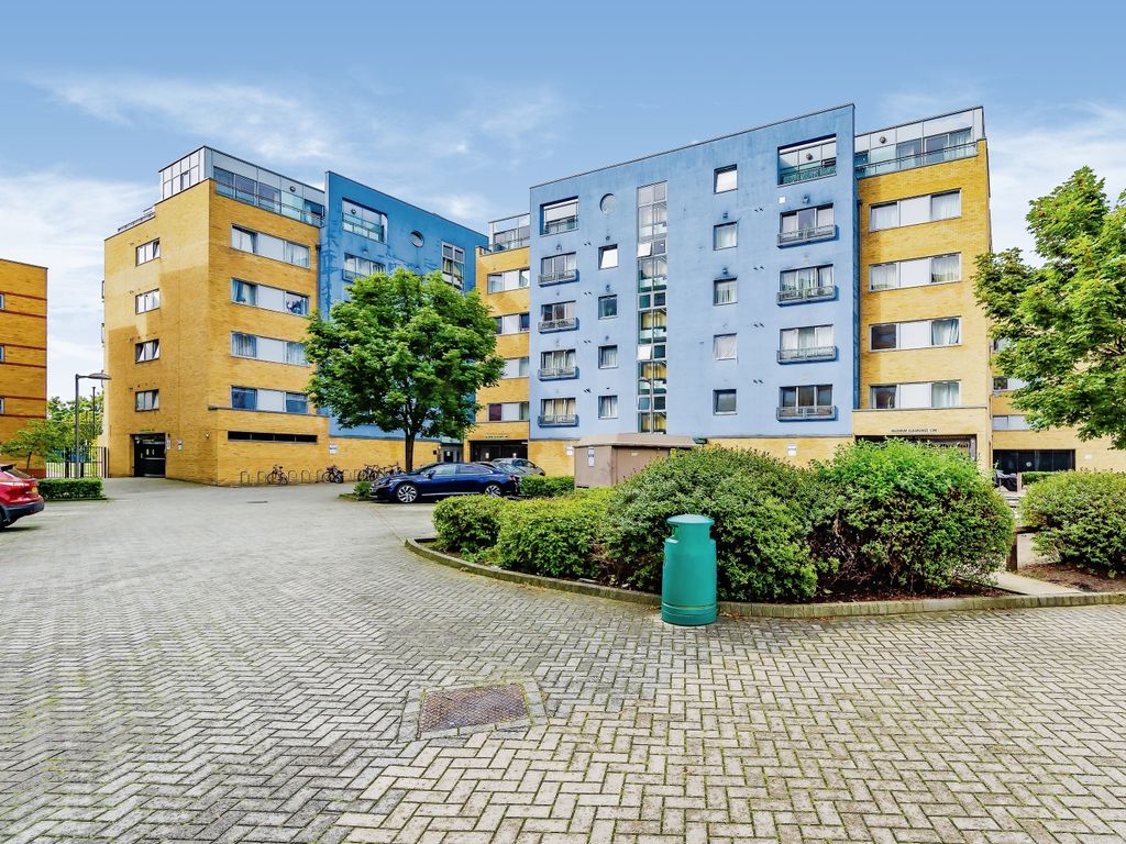 2 bed flat for sale in Miles Close, London SE28, £300,000
