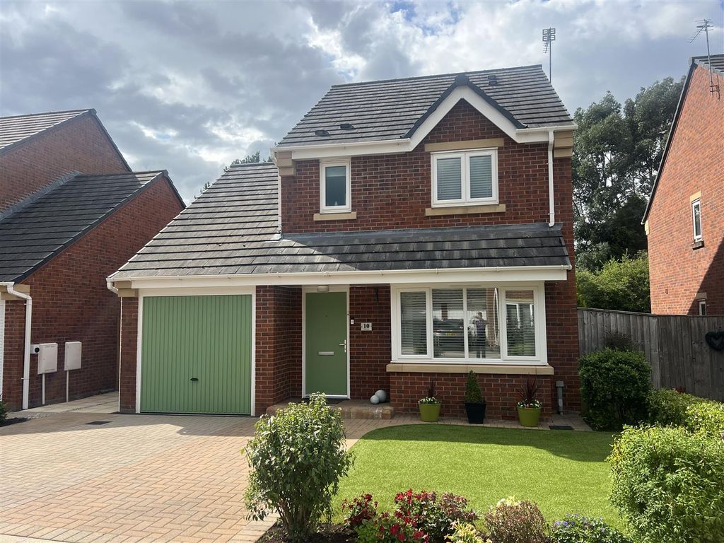 3 bed detached house for sale in Birchenlee, Hyde SK14, £315,000