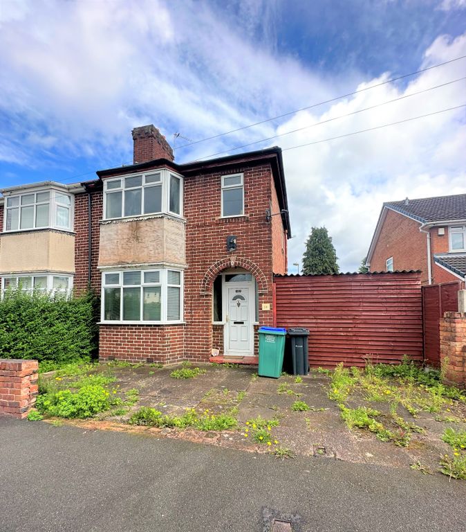 3 bed flat for sale in Bagnall Street, Tipton DY4, £155,000