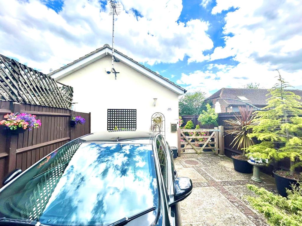 1 bed bungalow for sale in Imperial Avenue, Mayland, Chelmsford, Essex CM3, £280,000