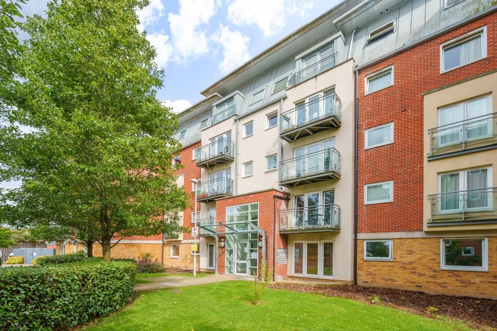 2 bed flat for sale in Basingstoke, Hampshire RG21, £187,500
