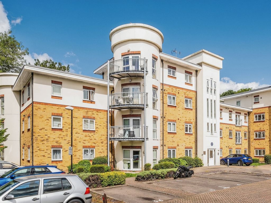 2 bed flat for sale in Crawley RH11, £210,000