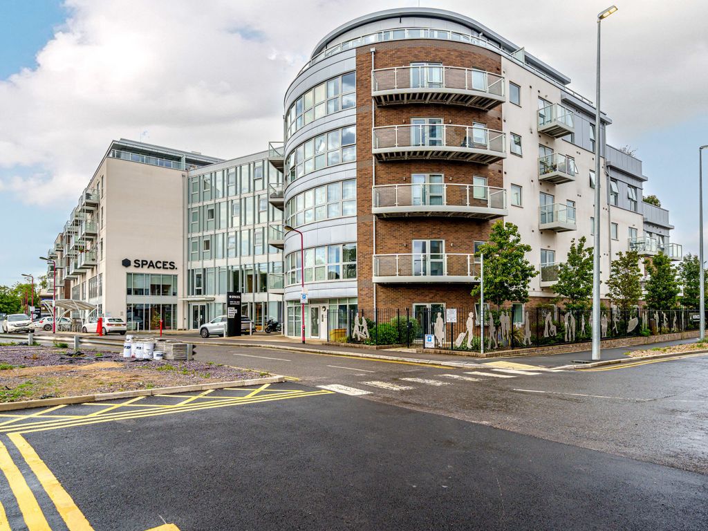 1 bed flat for sale in Station View, Guildford GU1, £260,000