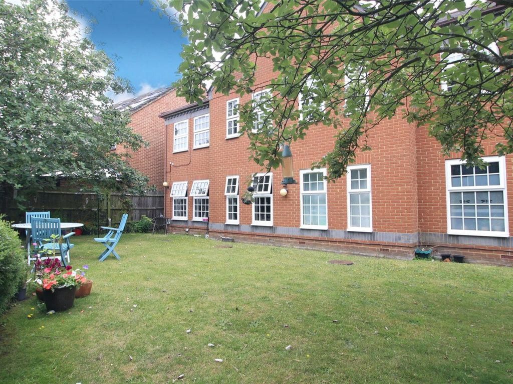 1 bed flat for sale in Cove Road, Farnborough, Hampshire GU14, £172,500