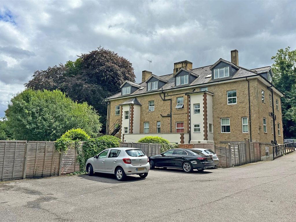 1 bed flat for sale in Nutfield Road, Redhill RH1, £220,000