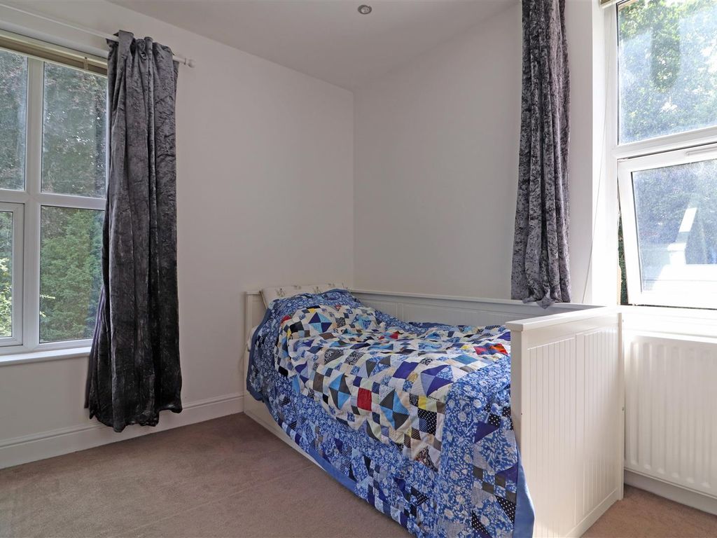 1 bed flat for sale in Nutfield Road, Redhill RH1, £220,000