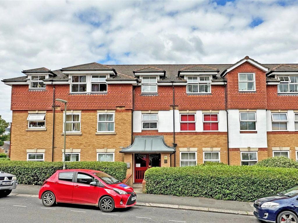 2 bed flat for sale in Chapel Road, Redhill RH1, £230,000