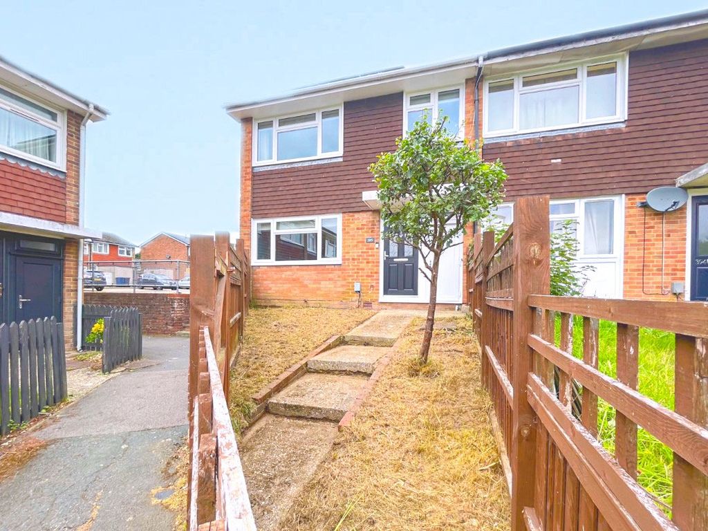 3 bed end terrace house for sale in Swift Road, Farnham, Surrey GU9, £325,000