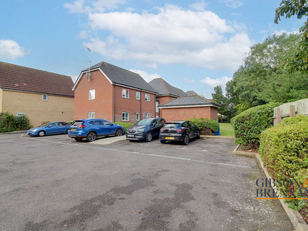 2 bed flat for sale in The Parks, Basildon SS13, £220,000