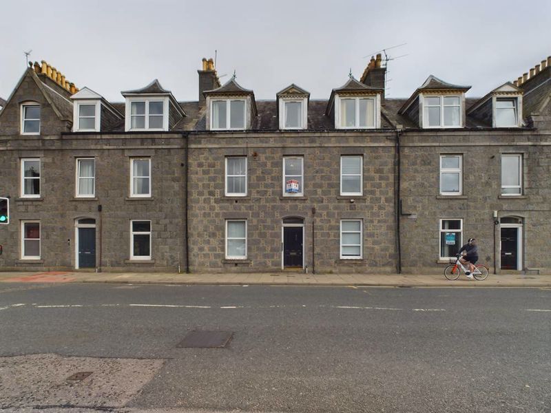 2 bed flat for sale in Holburn Street, Aberdeen AB10, £90,000