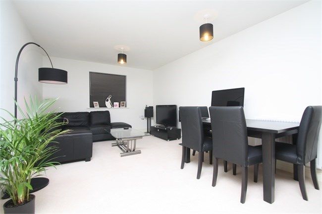 1 bed flat for sale in Bowes Road, Staines TW18, £250,000