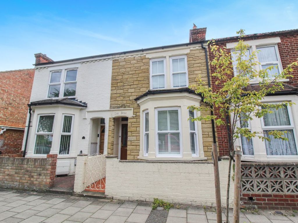 3 bed terraced house for sale in Marlborough Road, Bedford MK40, £260,000