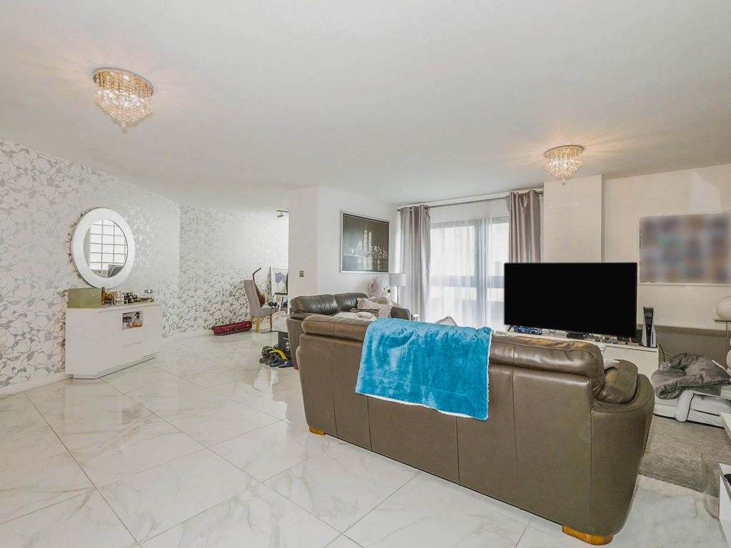 1 bed flat for sale in Churchill Way, Cardiff CF10, £240,000
