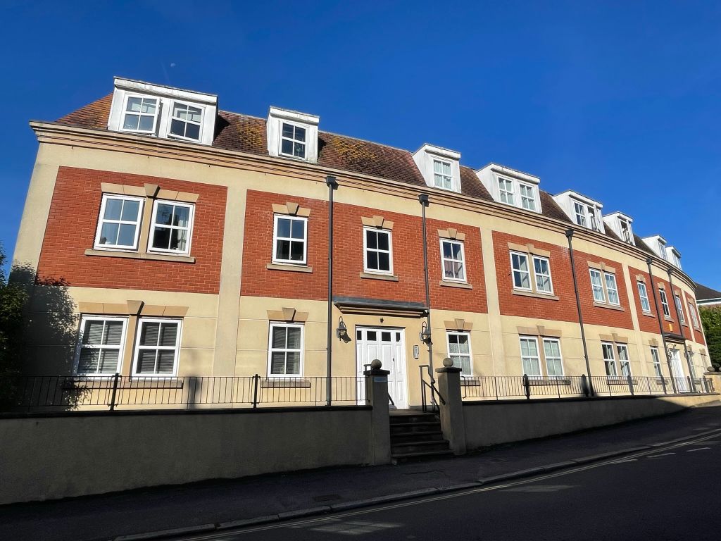 2 bed flat for sale in Cranford Avenue, Exmouth EX8, £230,000