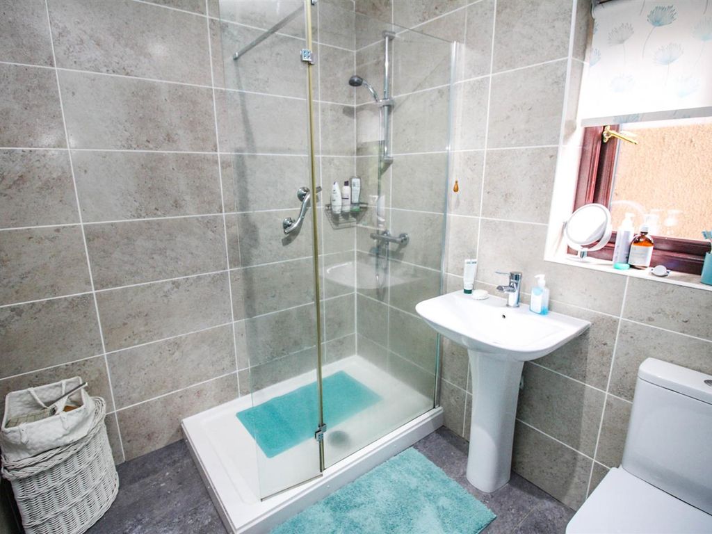 2 bed flat for sale in Ridgewood Close, Baildon, Shipley BD17, £175,000