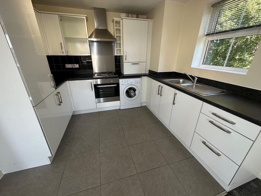2 bed flat for sale in Beagle Close, Leicester LE4, £135,000