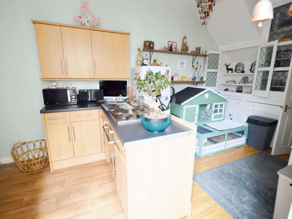 2 bed flat for sale in Plas Newydd, Thorpe Bay SS1, £265,000