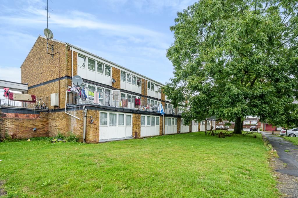 3 bed flat for sale in Slough, Berkshire SL1, £240,000