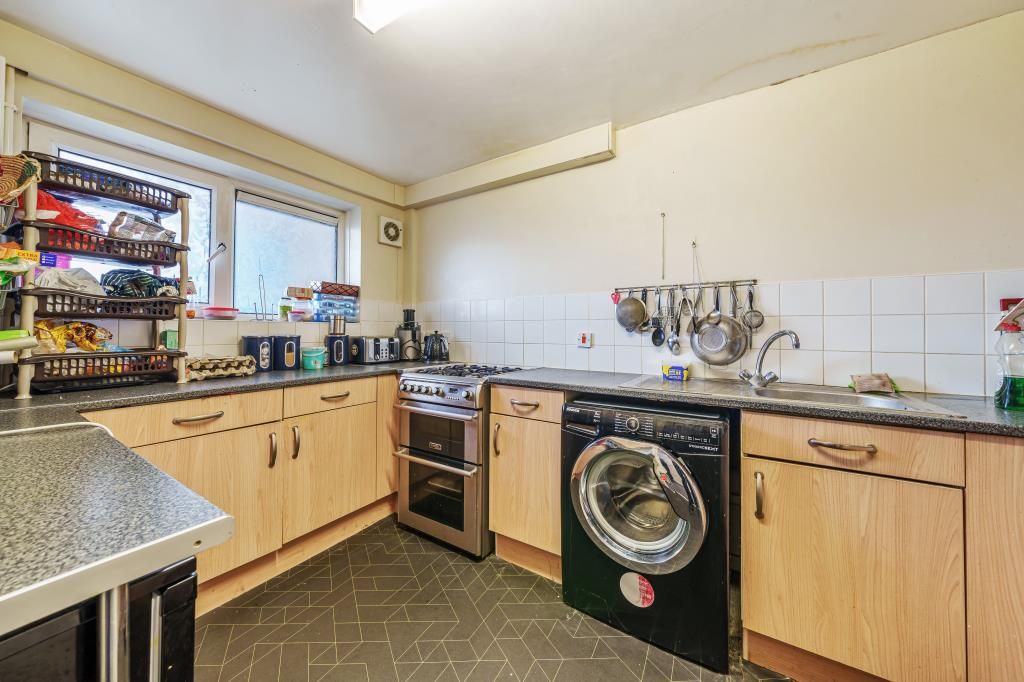 3 bed flat for sale in Slough, Berkshire SL1, £240,000