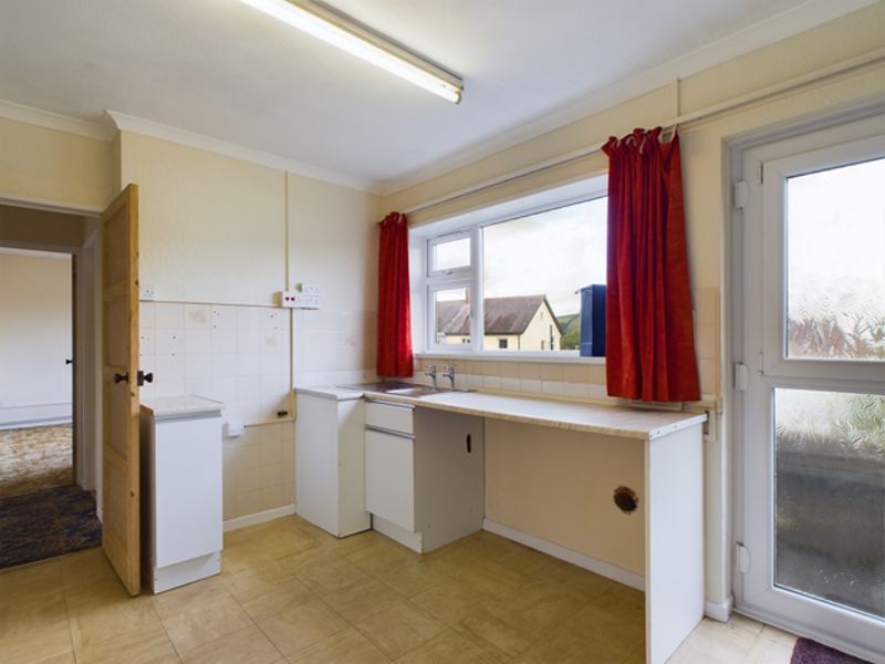 2 bed flat for sale in Crispin Avenue, Carmarthen SA31, £125,000