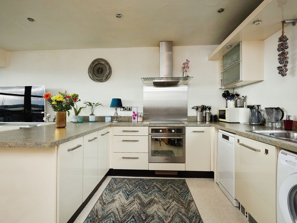 1 bed flat for sale in Addison Close, Gillingham SP8, £100,000