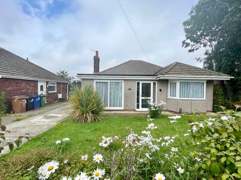 3 bed detached bungalow for sale in Midfield Place, Humberston, Grimsby DN36, £165,000