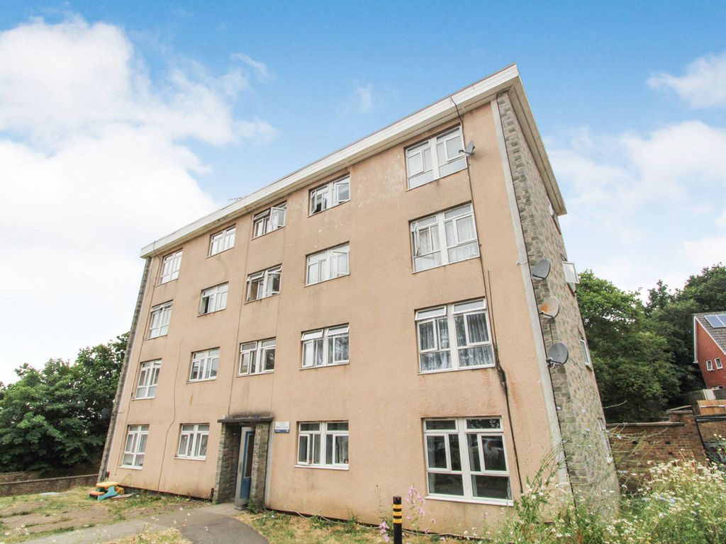 2 bed flat for sale in Tatwin Crescent, Hampshire SO19, £120,000