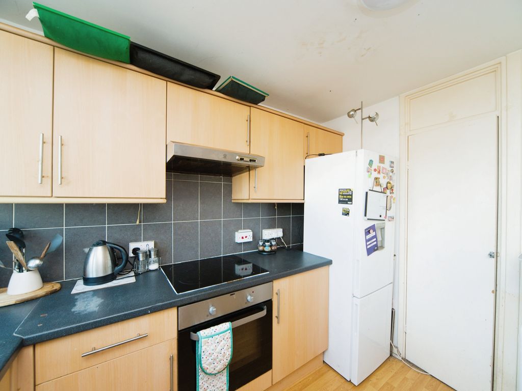 2 bed flat for sale in High Street, Brighton, East Sussex BN2, £240,000