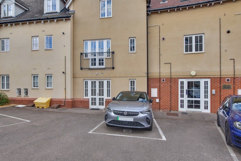 2 bed flat for sale in Weavers Close, Dunmow CM6, £220,000