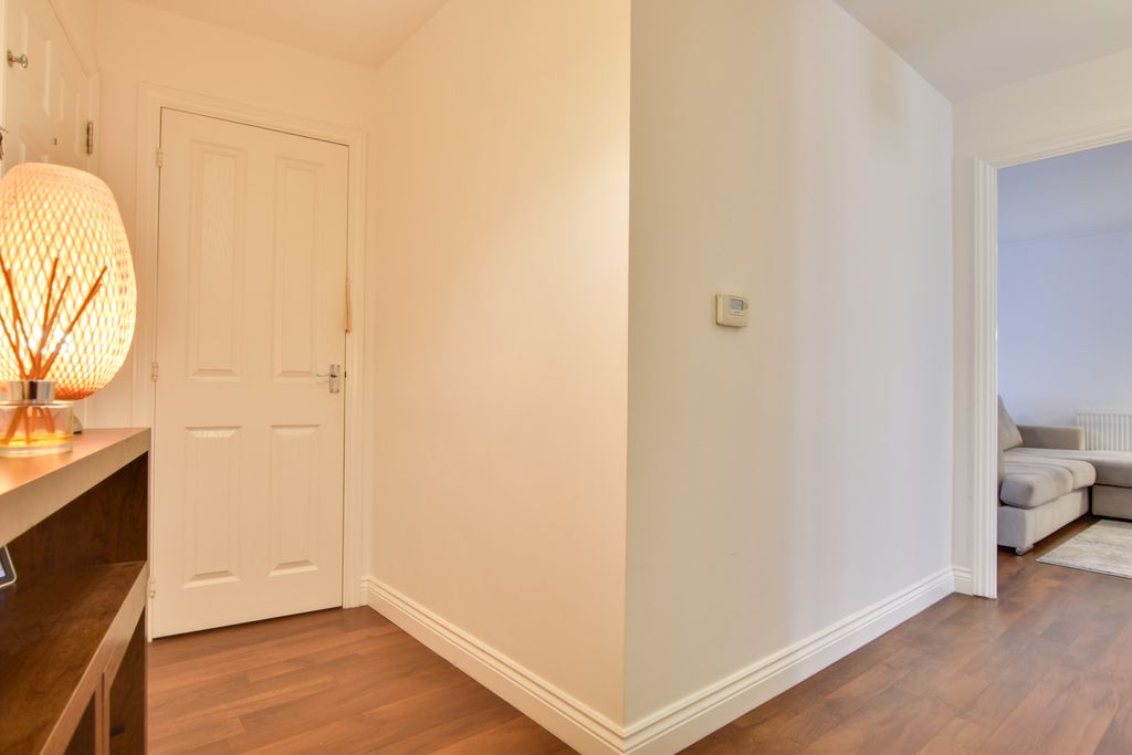 2 bed flat for sale in Weavers Close, Dunmow CM6, £220,000