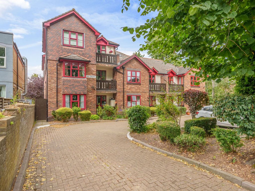 1 bed flat for sale in College Road, The Croft KT17, £150,000