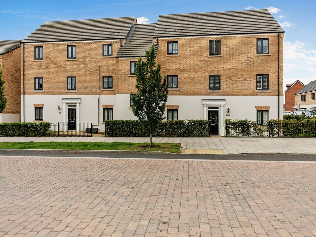 2 bed flat for sale in Carnoustie Drive, Corby NN17, £175,000