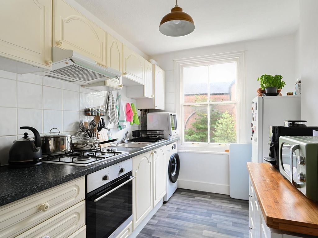 1 bed flat for sale in Roundhill Crescent, Brighton BN2, £239,950