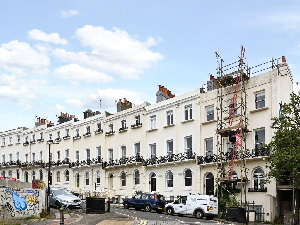 1 bed flat for sale in Roundhill Crescent, Brighton BN2, £239,950