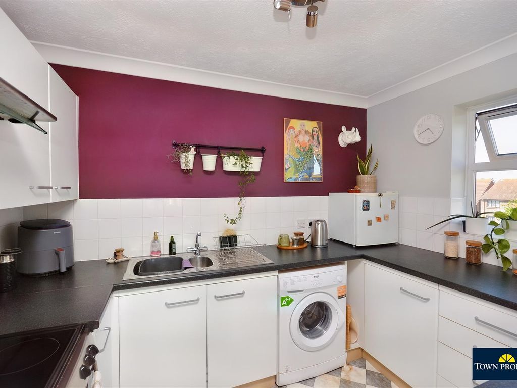 1 bed flat for sale in Snowdon Close, Eastbourne BN23, £149,950