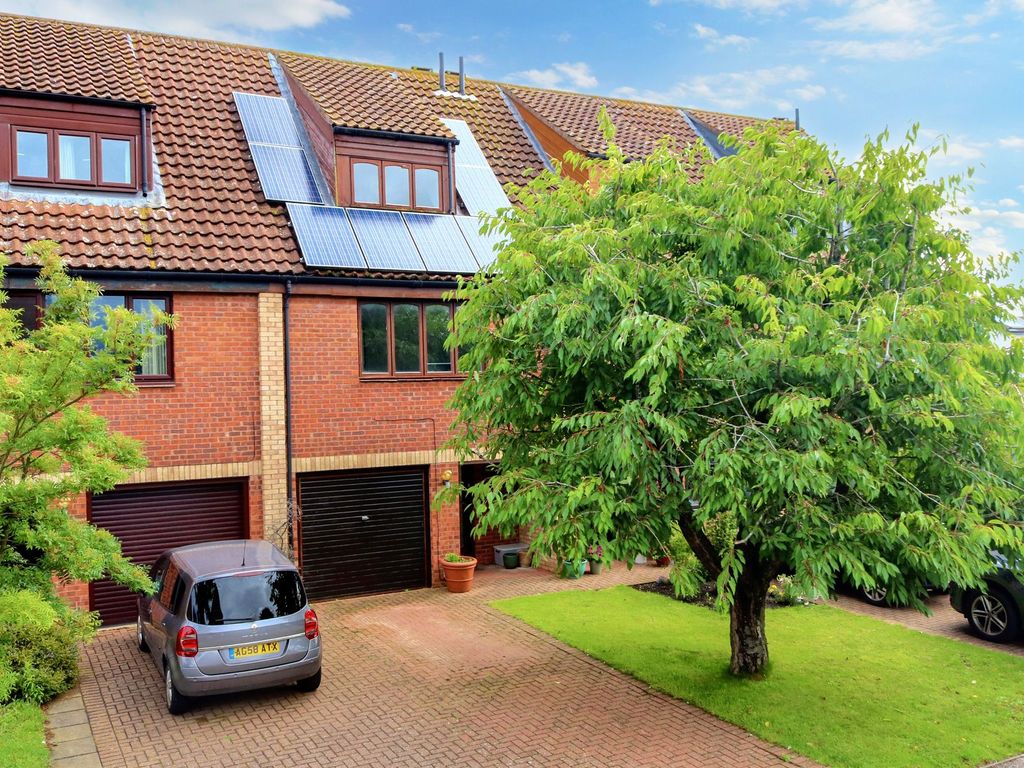 3 bed terraced house for sale in Armstrong Close, Newmarket CB8, £300,000