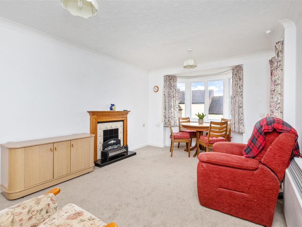 1 bed flat for sale in St Thomas Court, Cliffe High Street, Lewes BN7, £109,950