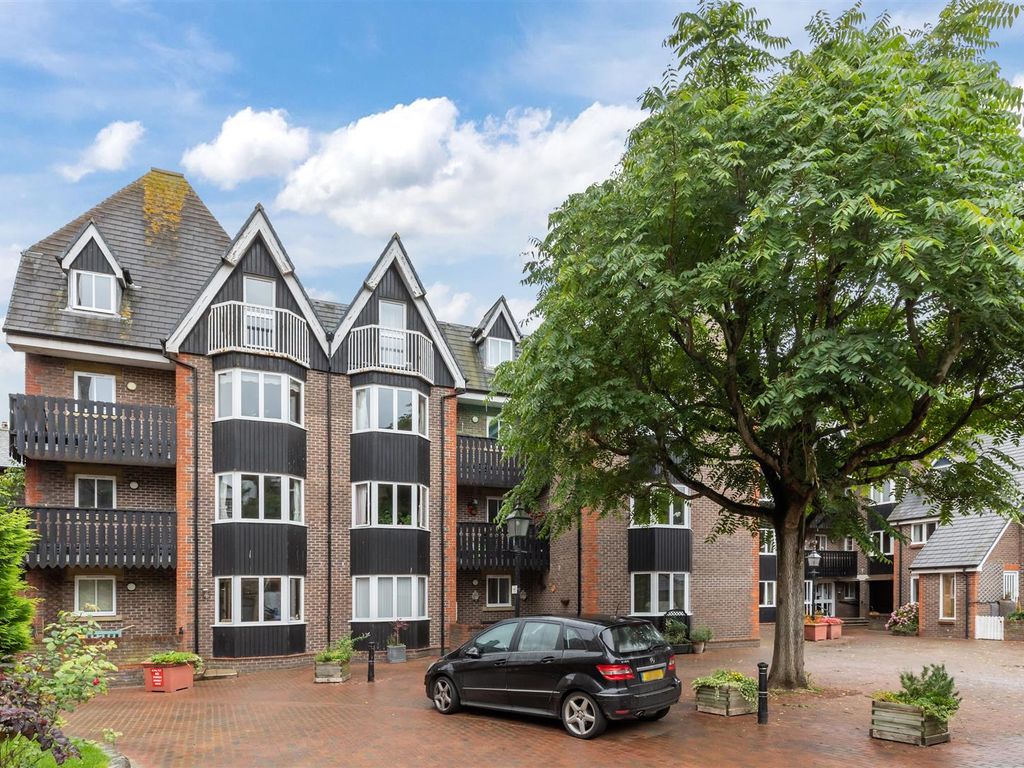 1 bed flat for sale in St Thomas Court, Cliffe High Street, Lewes BN7, £109,950